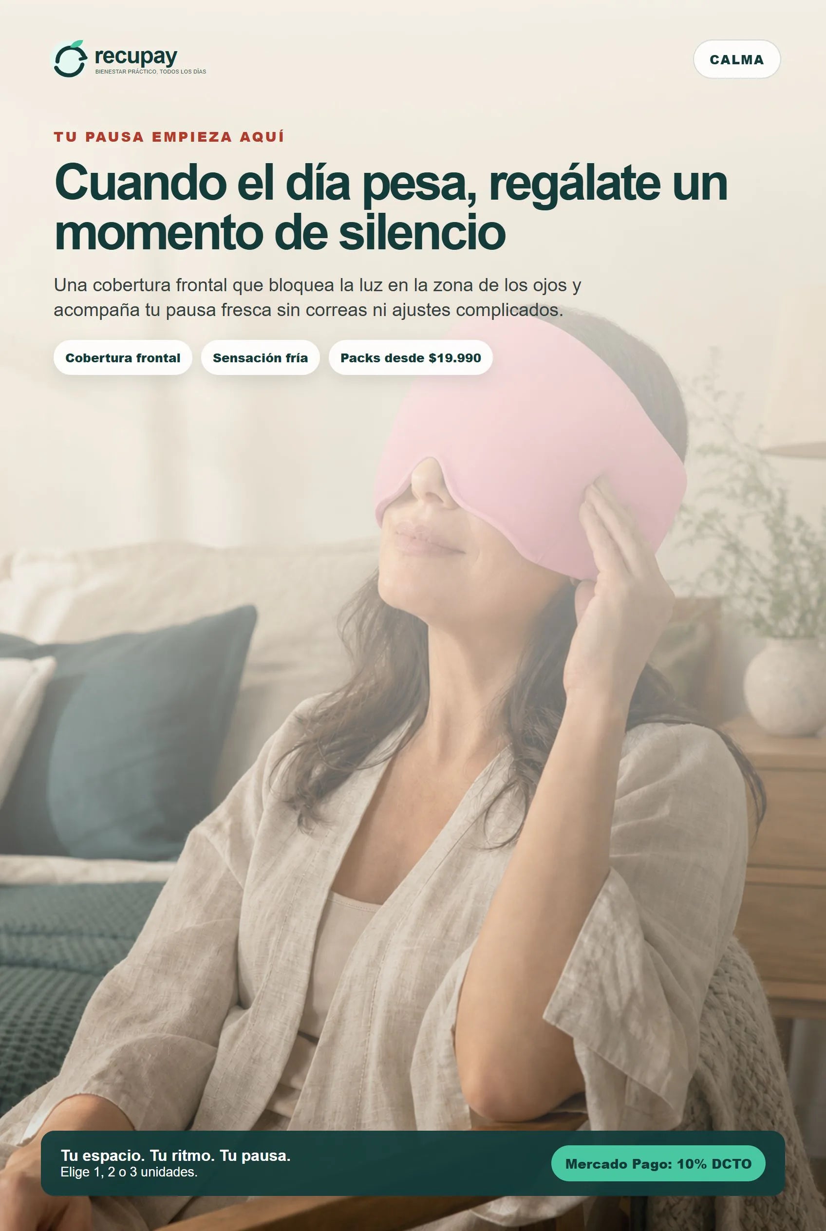 Mujer usando el gorro de gel Calma en un dormitorio sereno